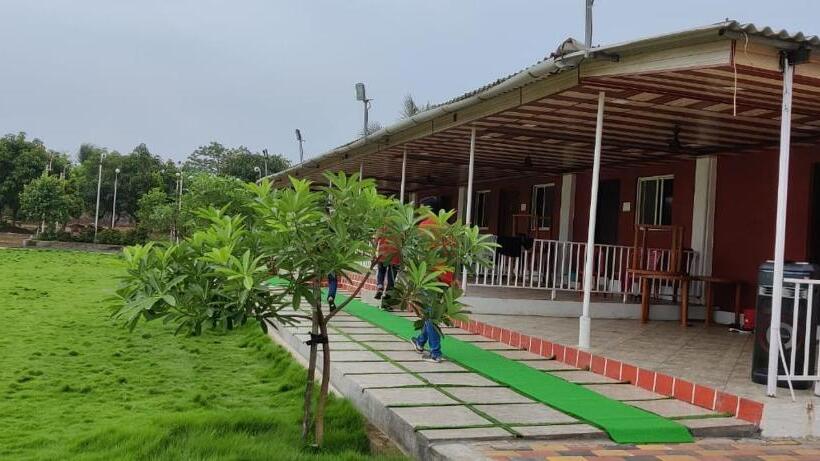 ホテル B N Farm Badlapur