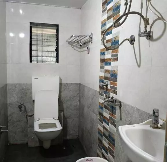 ホテル B N Farm Badlapur