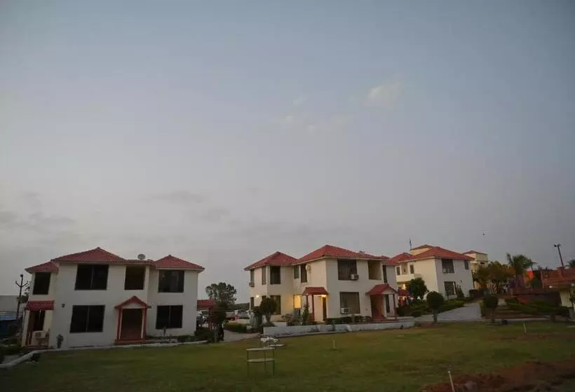 Hotelli Orchha Club And Resort   Ocr