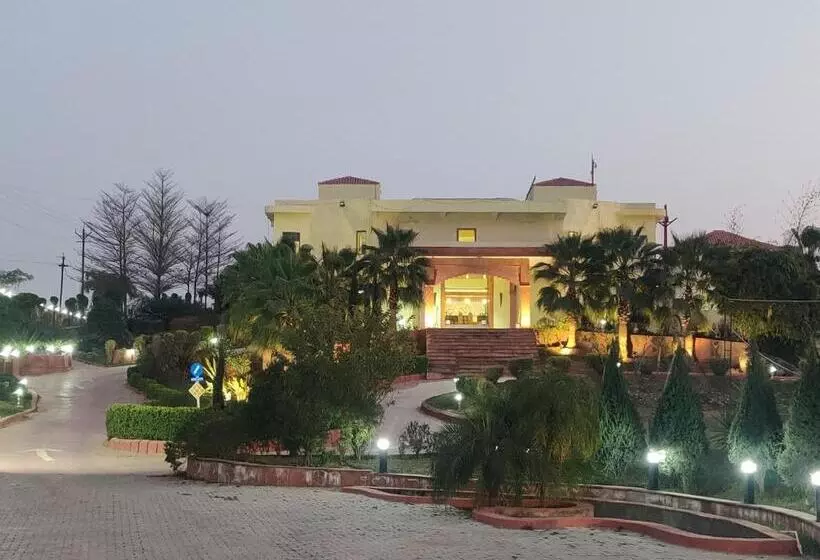 Hotelli Orchha Club And Resort   Ocr