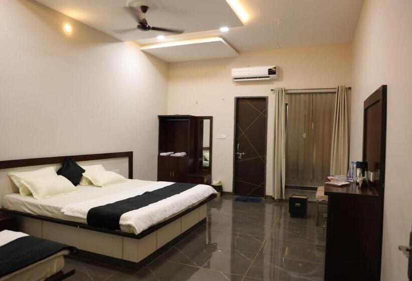 Navkar Palace Hotel & Resort, Sanawad