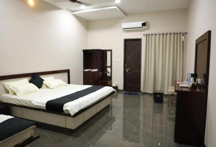 Navkar Palace Hotel & Resort, Sanawad