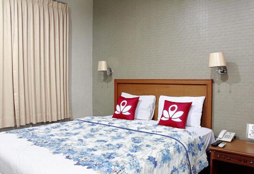 בית מלון כפרי Zen Rooms Sawojajar