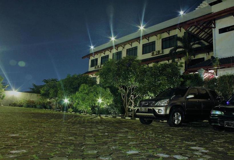 בית מלון כפרי Zen Rooms Sawojajar