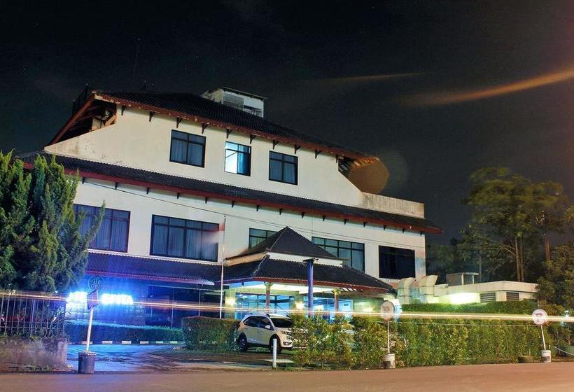 בית מלון כפרי Zen Rooms Sawojajar