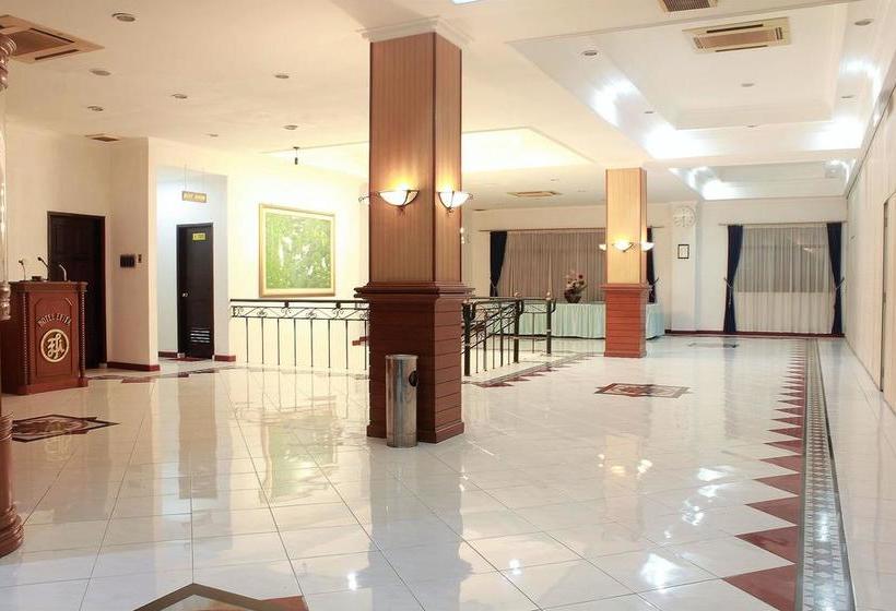 בית מלון כפרי Zen Rooms Sawojajar