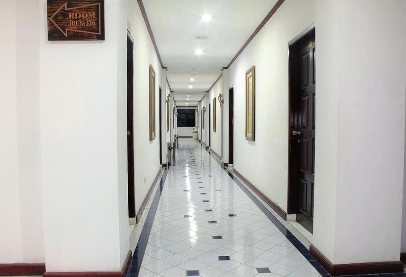 בית מלון כפרי Zen Rooms Sawojajar