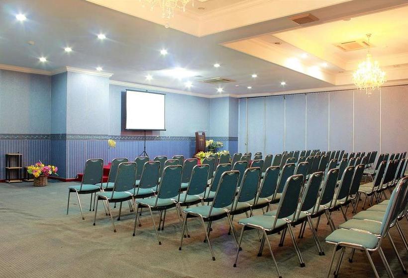 בית מלון כפרי Zen Rooms Sawojajar