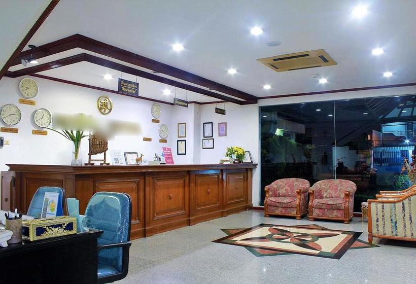 בית מלון כפרי Zen Rooms Sawojajar