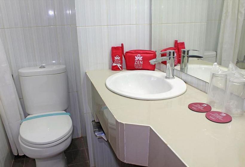 בית מלון כפרי Zen Rooms Sawojajar