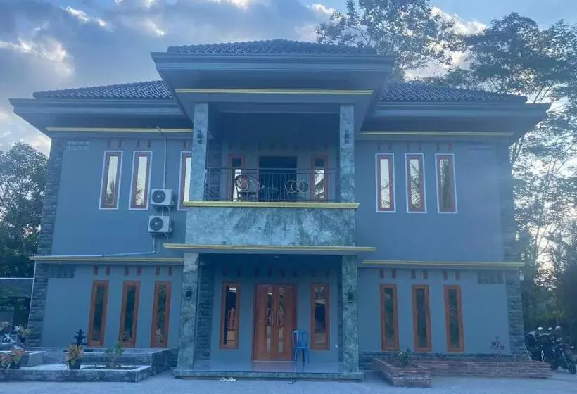 Pensió Livina S House