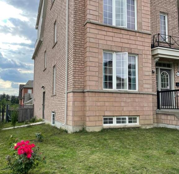 פנסיון Room Around York University Subway