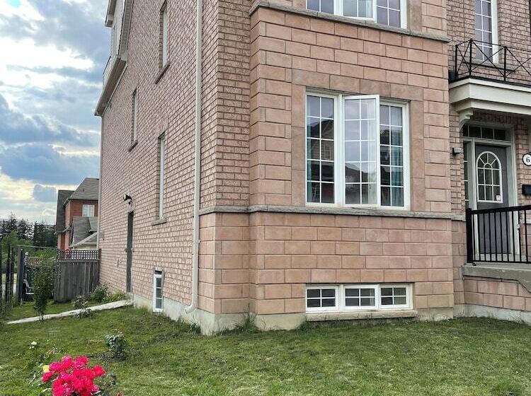 פנסיון Room Around York University Subway