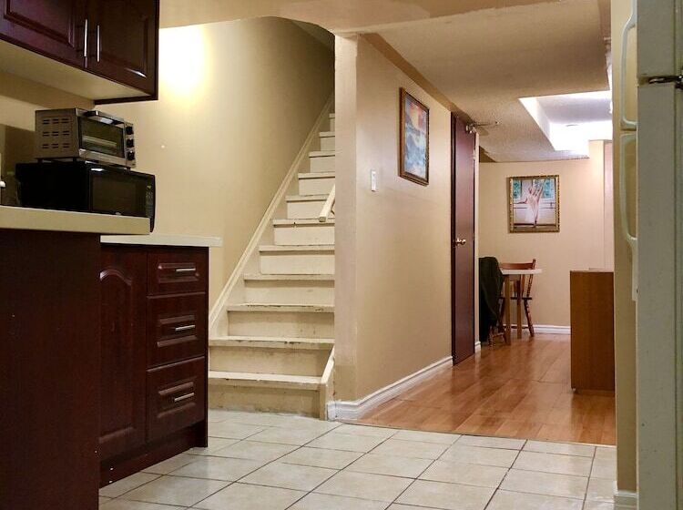 פנסיון Room Around York University Subway