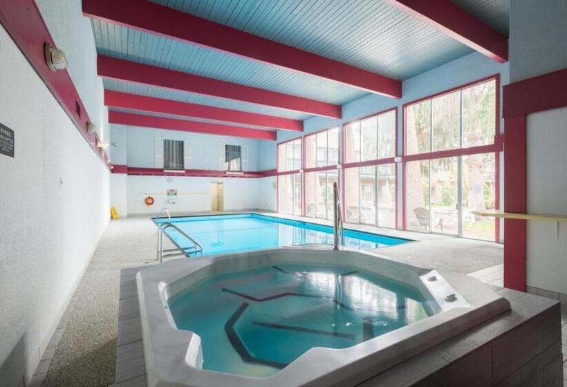 Riviera Village Green Hotel Complex