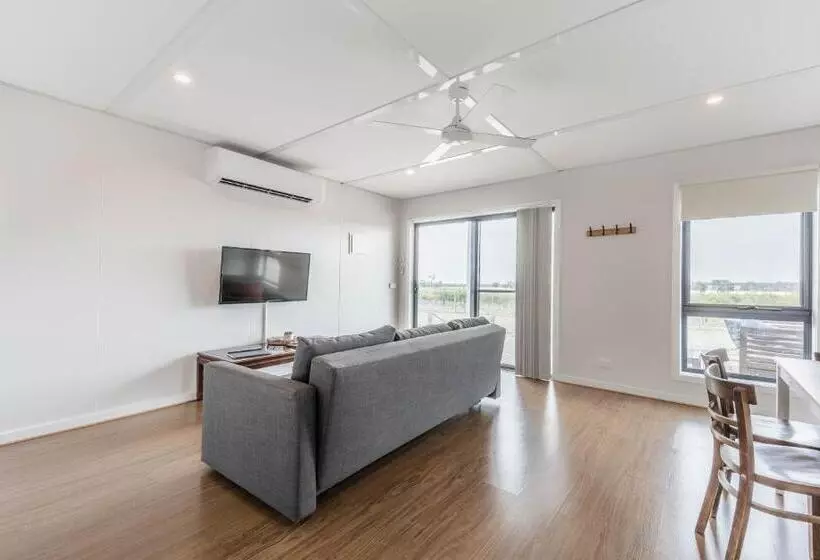 Vineyard Views At Shiraz Republic