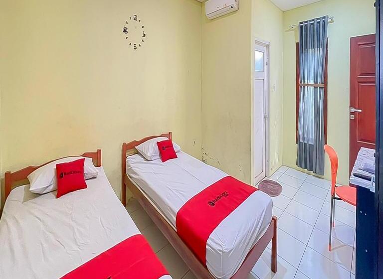 Szálloda Reddoorz At Wahidin Street Cirebon