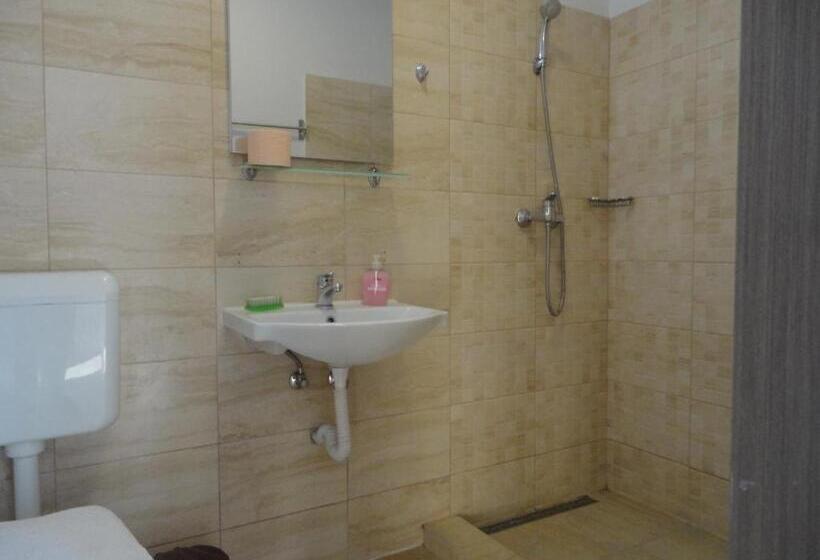 פנסיון Greenstone Land   Corbu