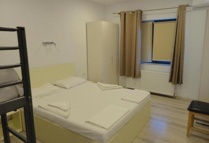 פנסיון Greenstone Land   Corbu