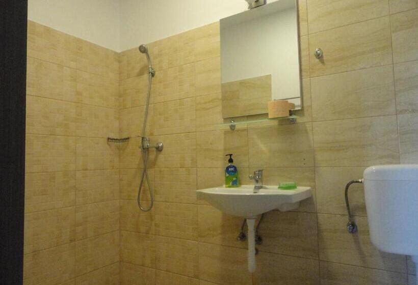 פנסיון Greenstone Land   Corbu