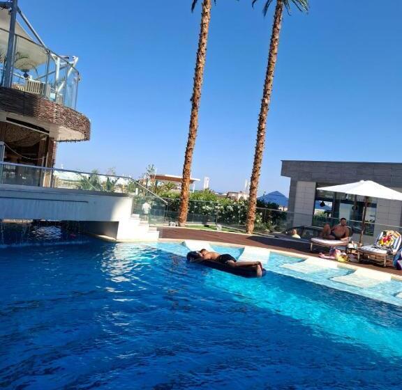 White Tower Studiou 5 Stele