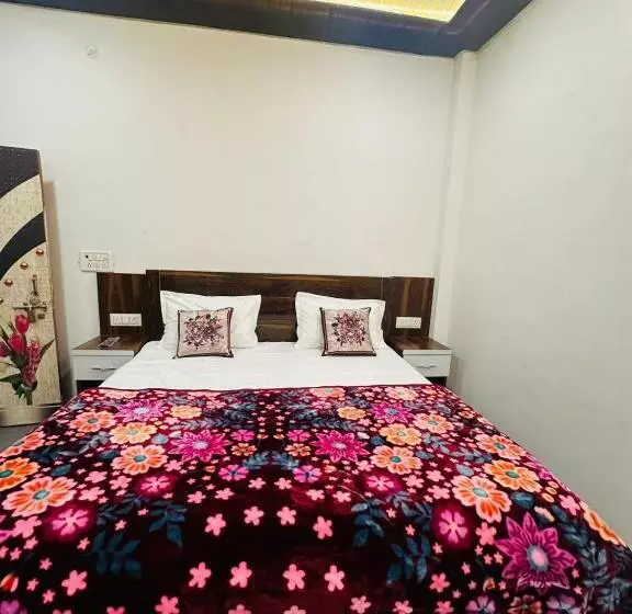 ホテル Ram Krishna Palace Ayodhya   Near Shree Ram Temple And Hanuman Garhi   Comfortable Stay