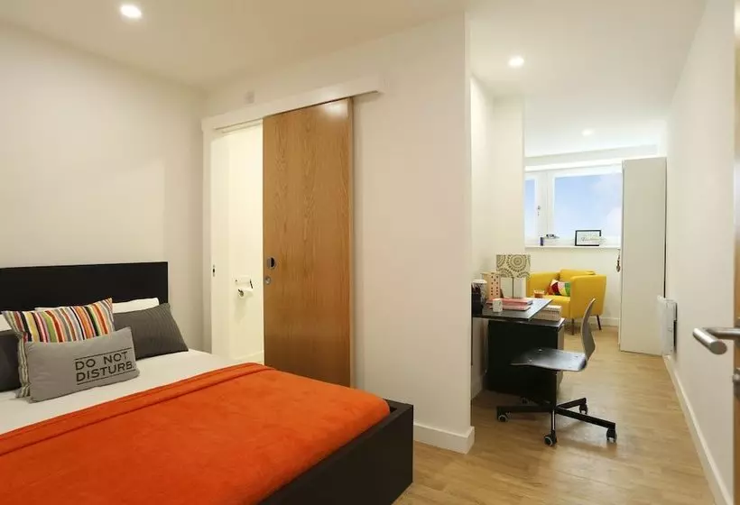 هاستل Keele House