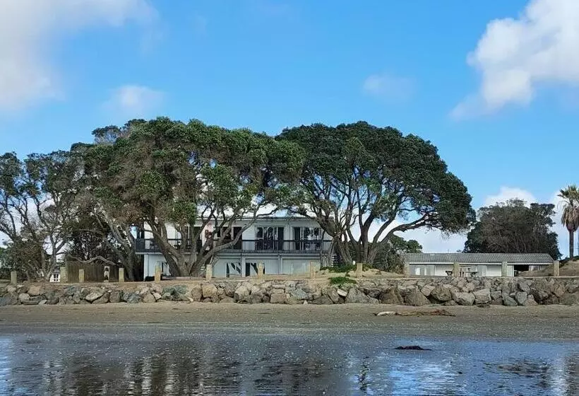 Edgewater Motel