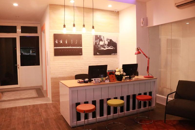 Hotell Front One Inn Semarang