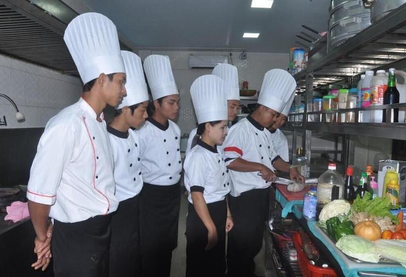 هتل Taw Win Yadanar