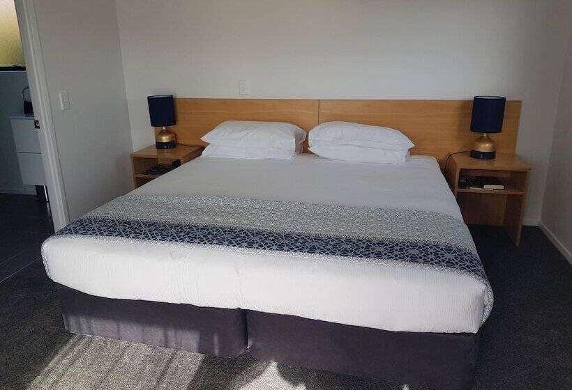 Tidewater Motel And Tourist Park Hostel