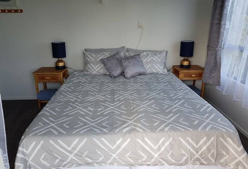 Tidewater Motel And Tourist Park Hostel