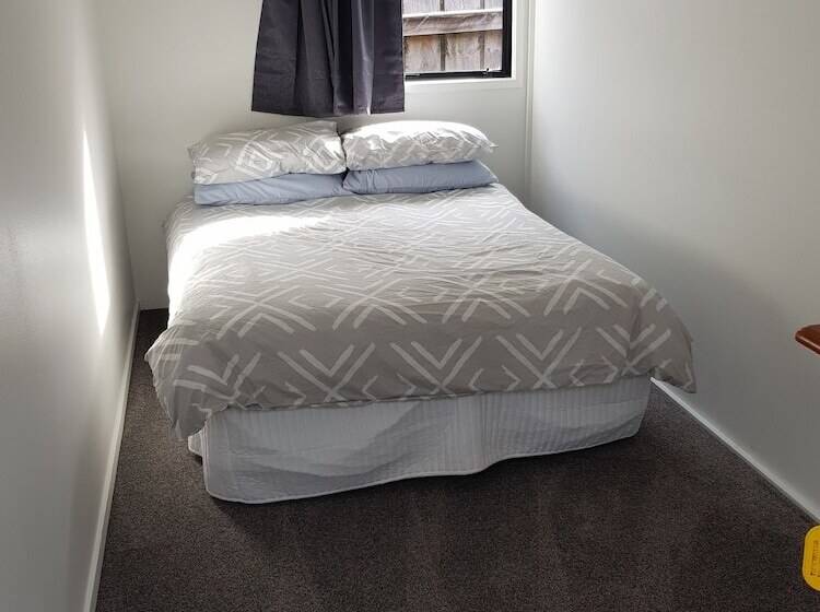 Tidewater Motel And Tourist Park Hostel