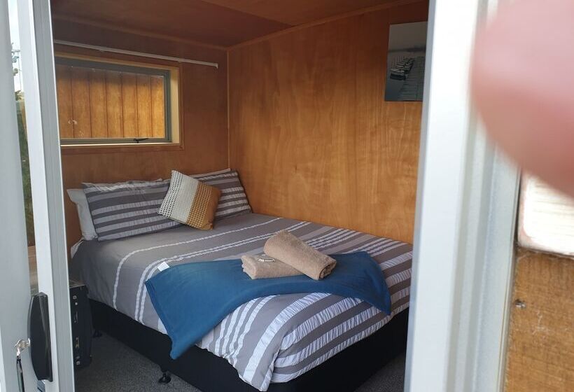 Tidewater Motel And Tourist Park Hostel