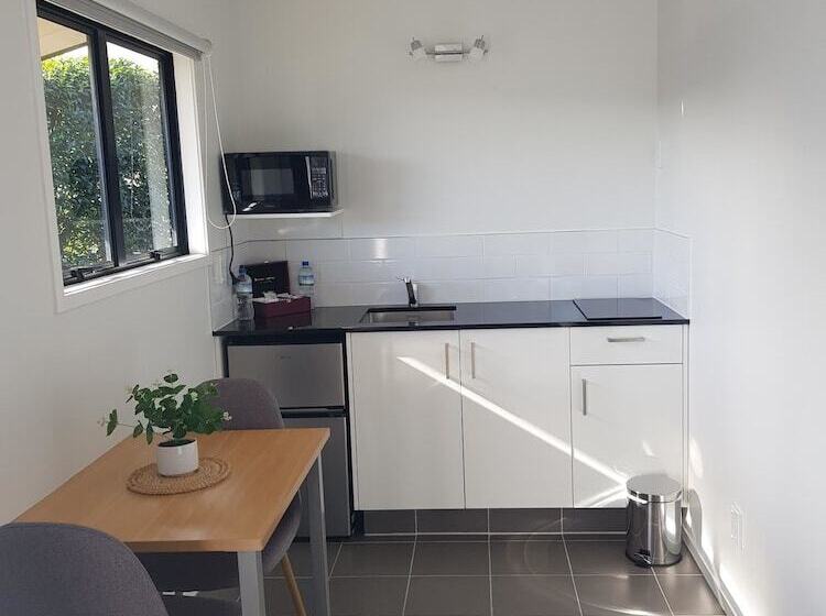 Tidewater Motel And Tourist Park Hostel