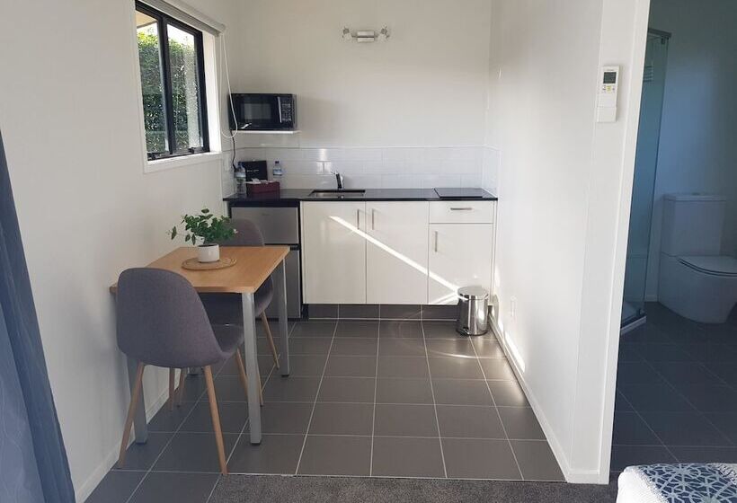 Tidewater Motel And Tourist Park Hostel