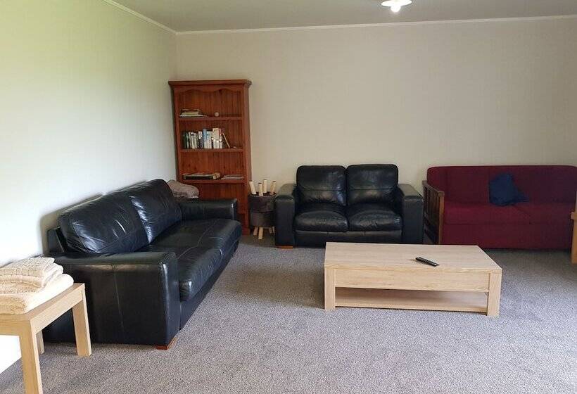 Tidewater Motel And Tourist Park Hostel