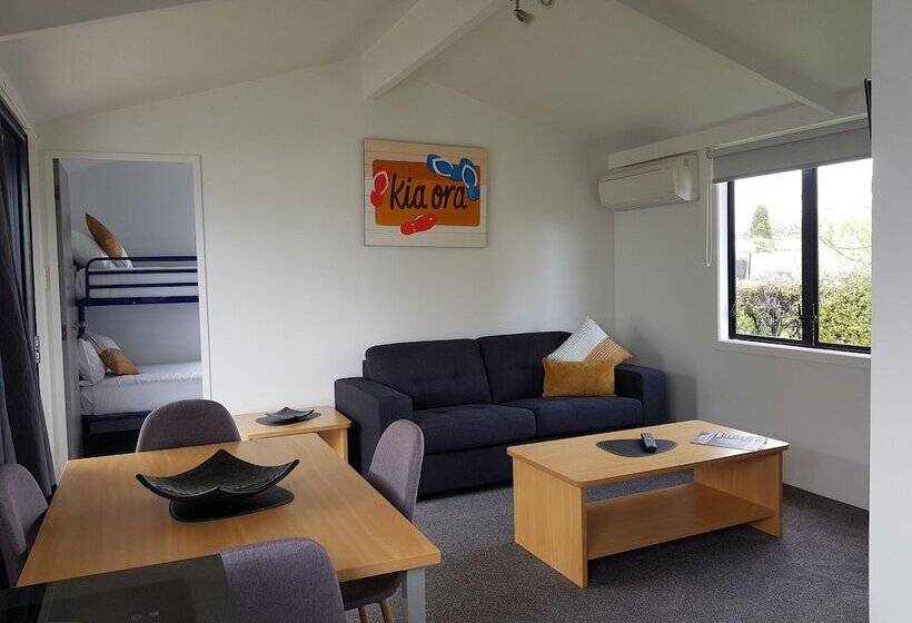 Tidewater Motel And Tourist Park Hostel