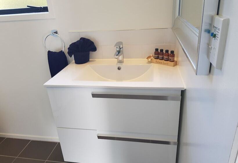 Tidewater Motel And Tourist Park Hostel