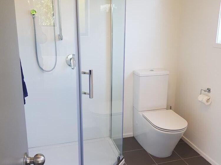 Tidewater Motel And Tourist Park Hostel