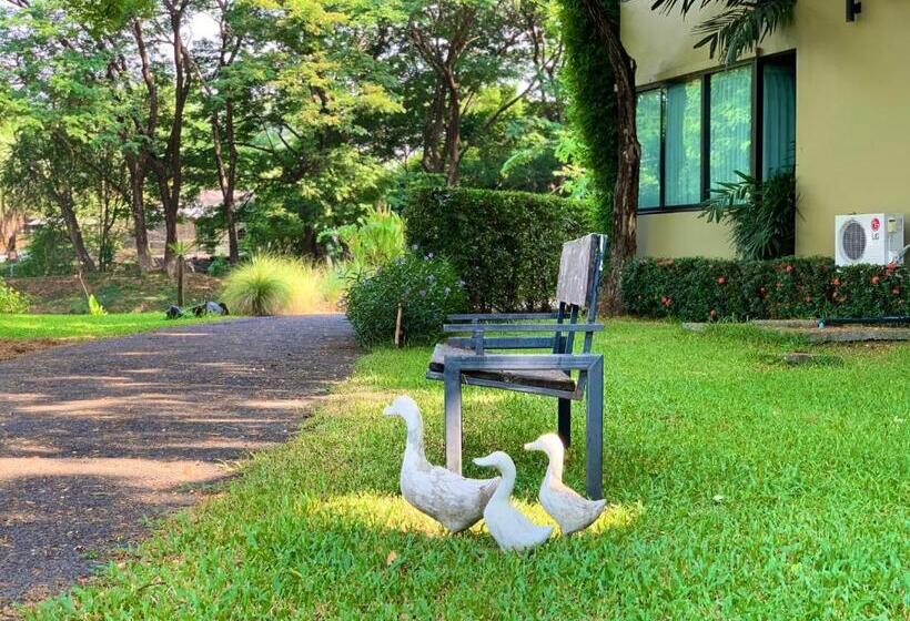 בית מלון כפרי Green@buriram