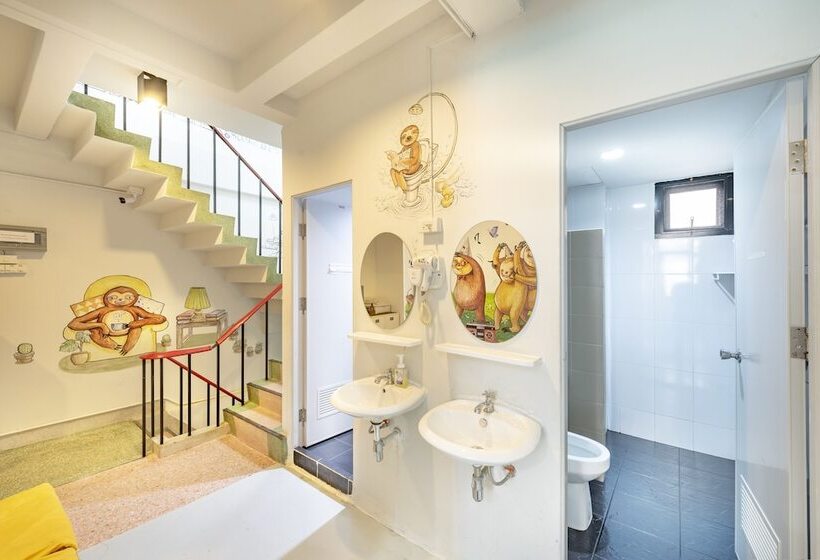 Sloth Hostel Khaosan