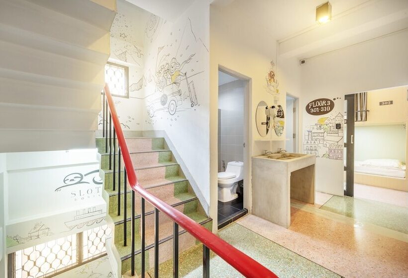 Sloth Hostel Khaosan