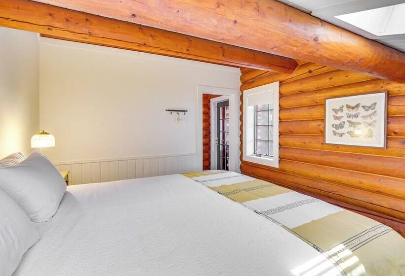 Alpine Log Cabin On 27 Acres W/ Hiking Trails!