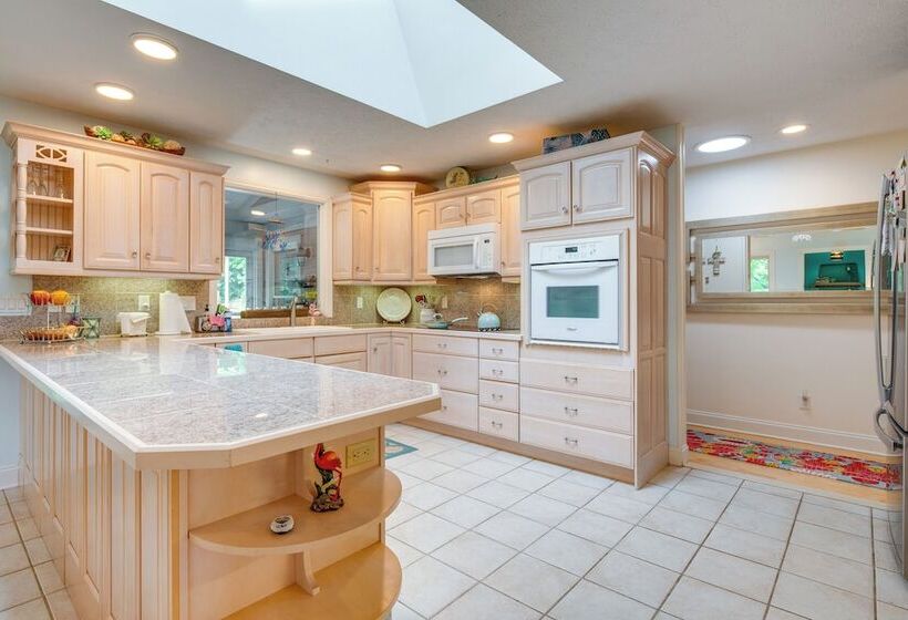 Blue Ridge Mtn Retreat: Porches & Creek Access