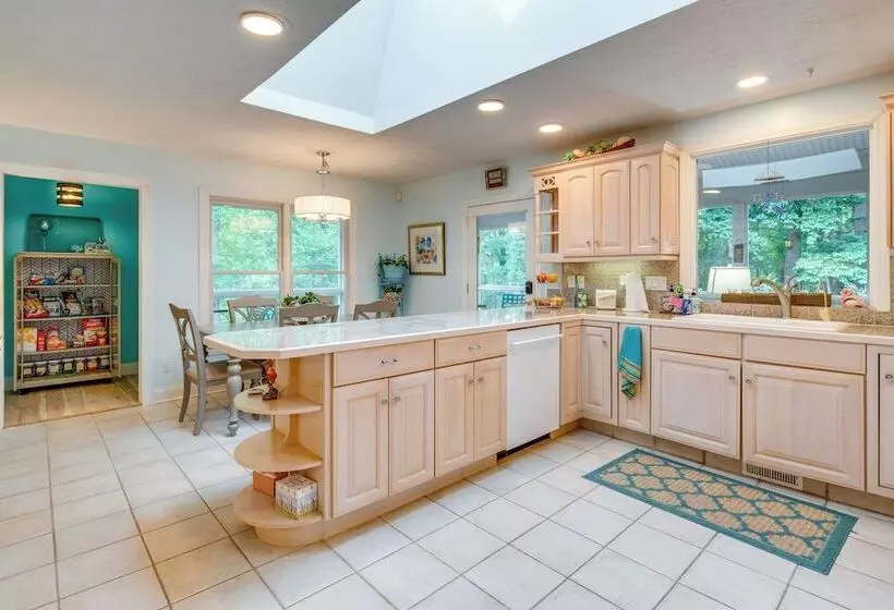 Blue Ridge Mtn Retreat: Porches & Creek Access