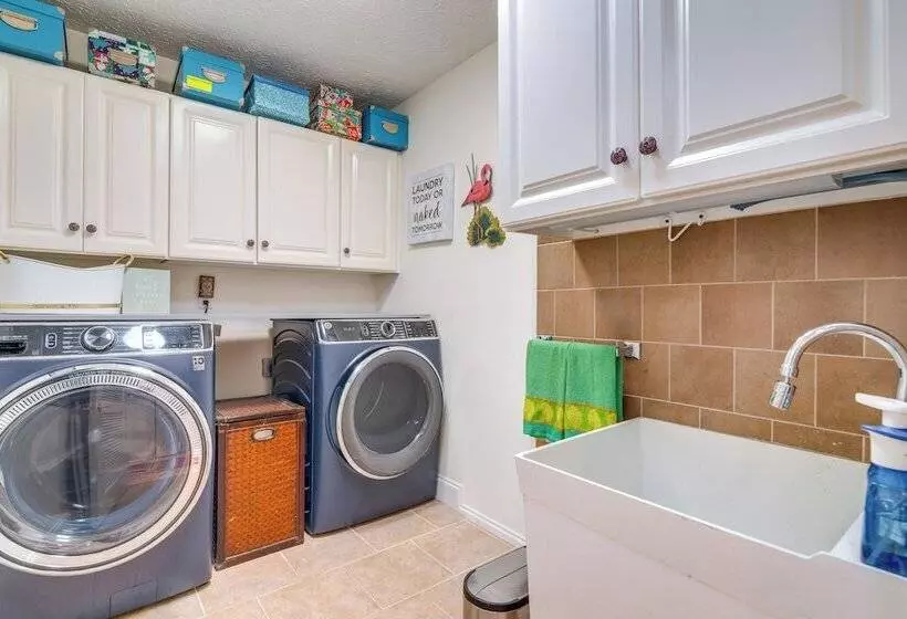 Blue Ridge Mtn Retreat: Porches & Creek Access