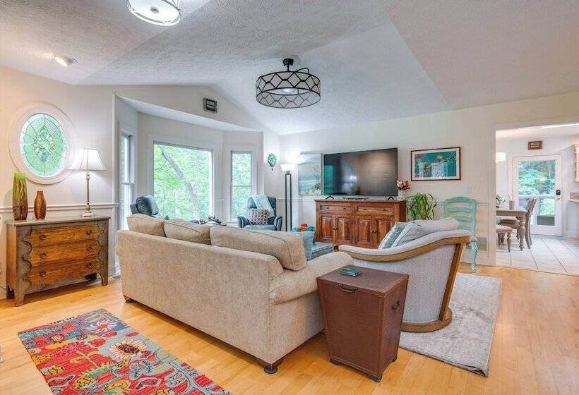 Blue Ridge Mtn Retreat: Porches & Creek Access