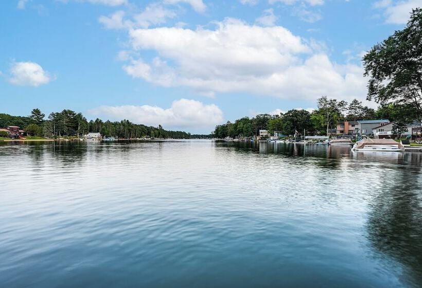 Walk To Lake George: Cozy Family Cabin!