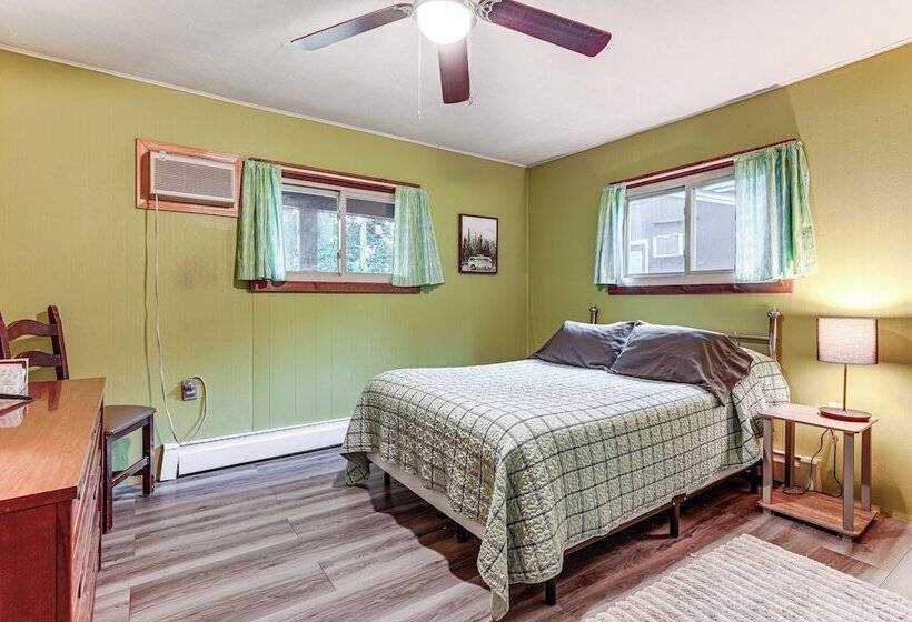 Walk To Lake George: Cozy Family Cabin!